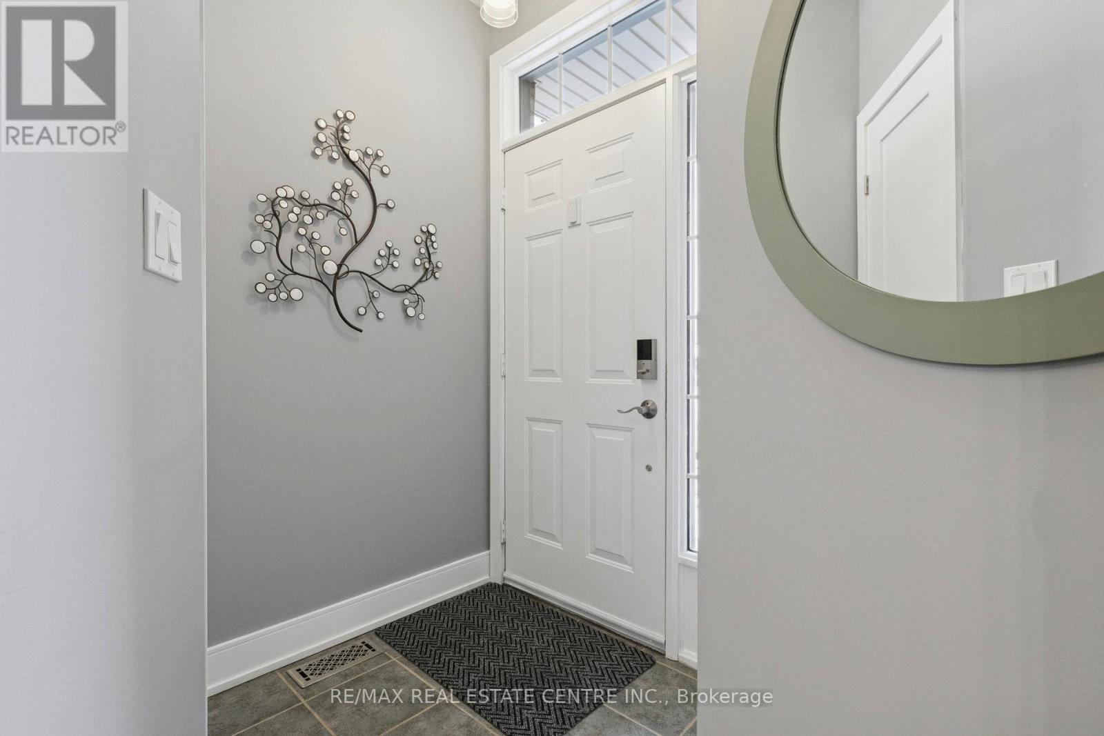 1427 Treeland Street, Burlington, Ontario  L7R 5B4 - Photo 4 - W12601208