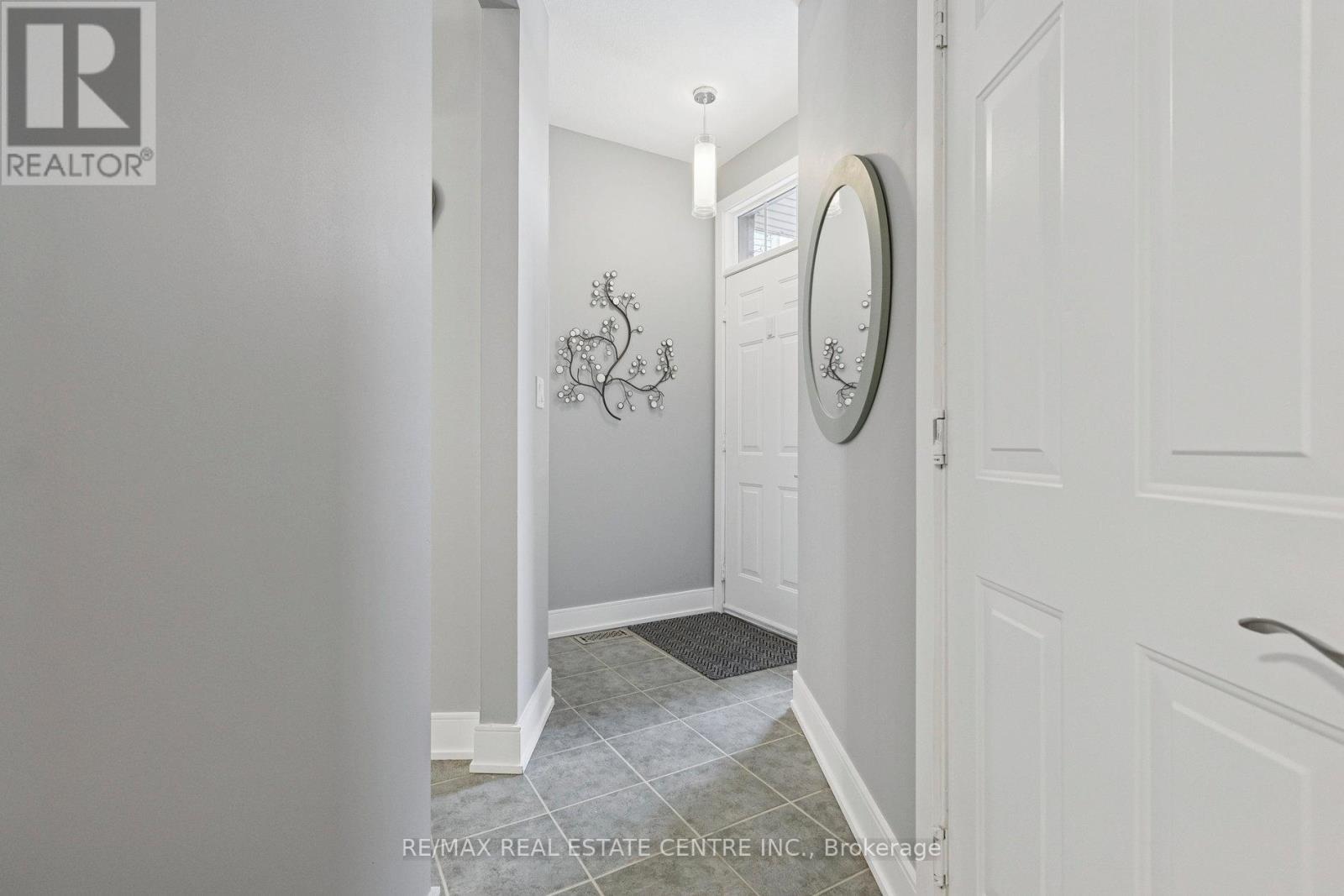 1427 Treeland Street, Burlington, Ontario  L7R 5B4 - Photo 5 - W12601208