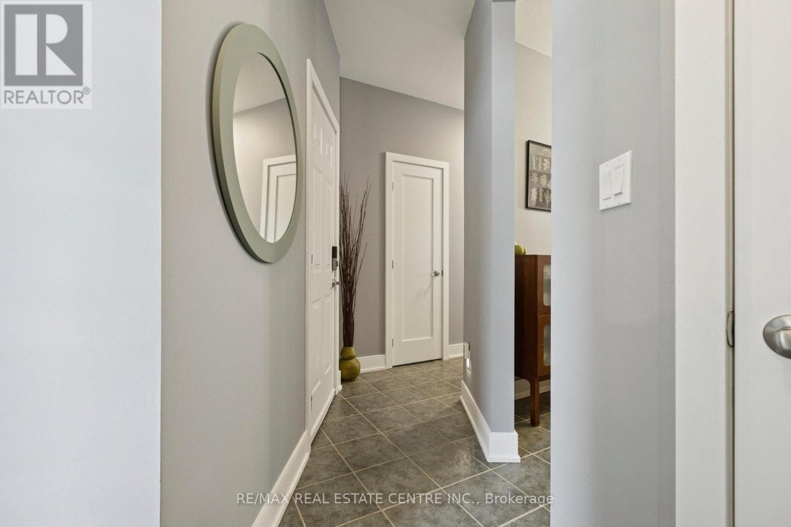 1427 Treeland Street, Burlington, Ontario  L7R 5B4 - Photo 6 - W12601208