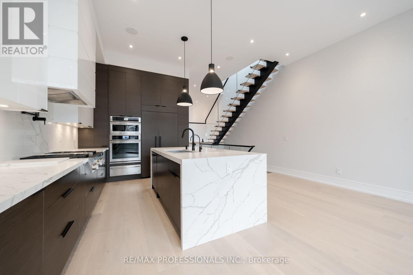 214 Aldercrest Road, Toronto, Ontario M8W 4J4 - Photo 12 - W12601244