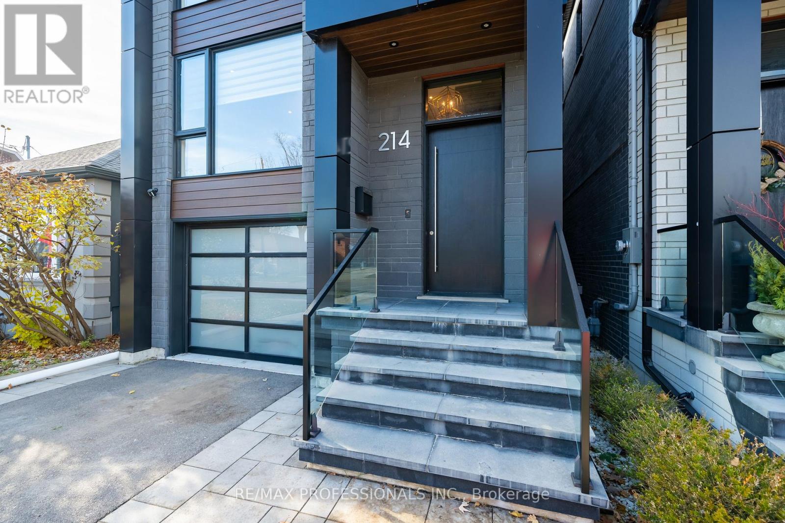 214 Aldercrest Road, Toronto, Ontario M8W 4J4 - Photo 2 - W12601244