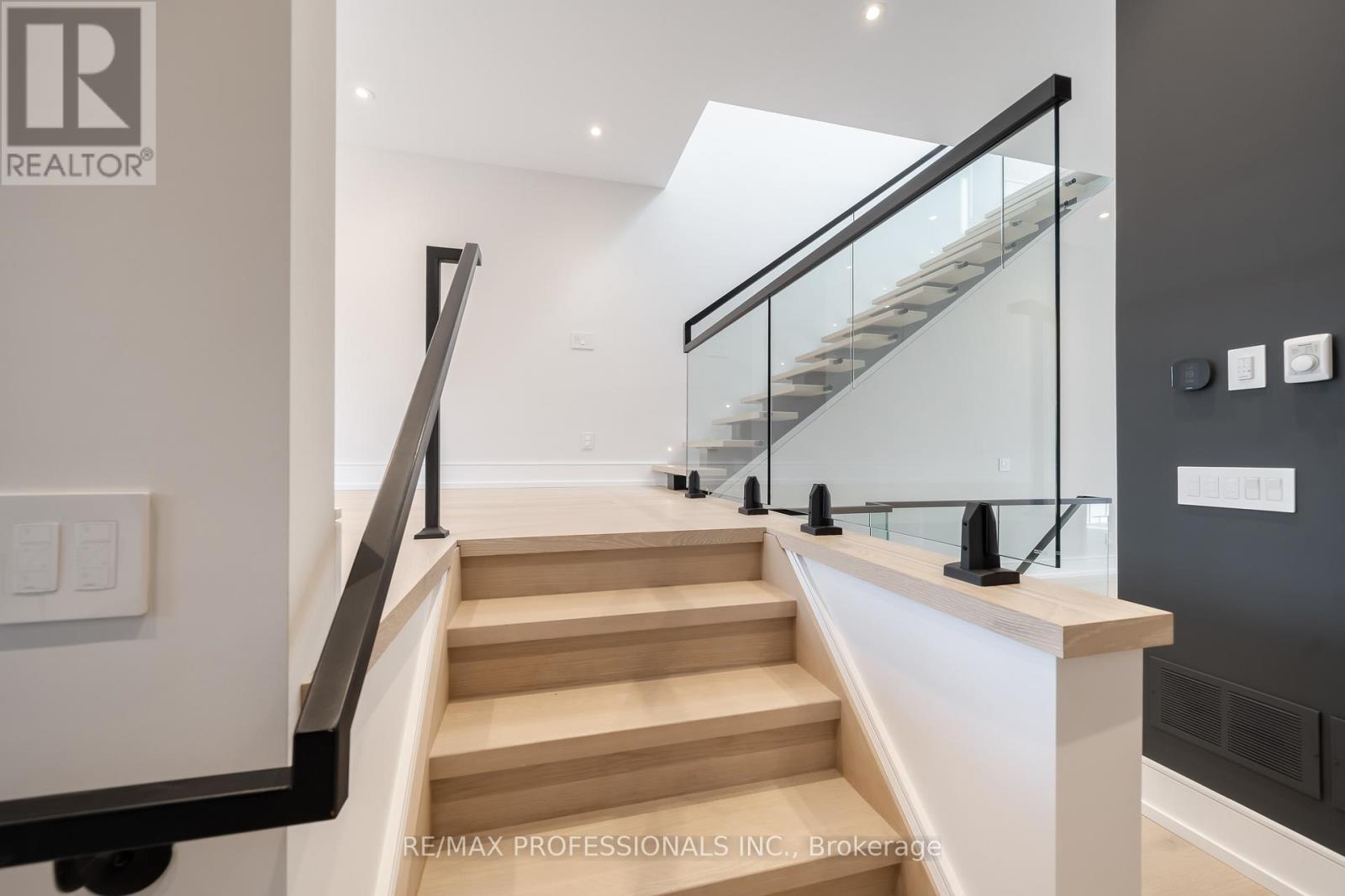 214 Aldercrest Road, Toronto, Ontario M8W 4J4 - Photo 5 - W12601244