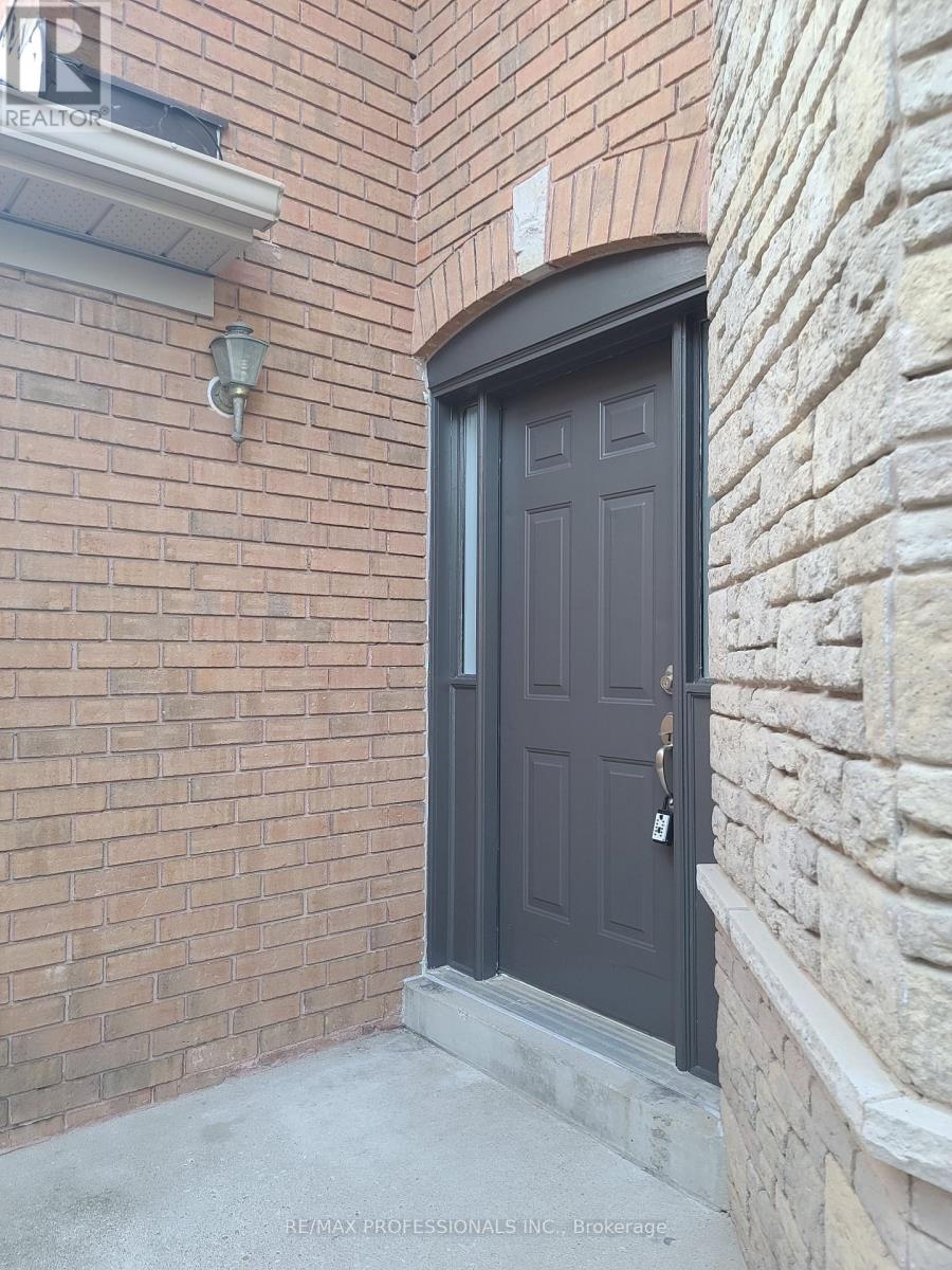 131 Rainforest Drive, Brampton, Ontario L6R 1A3 - Photo 3 - W12601348