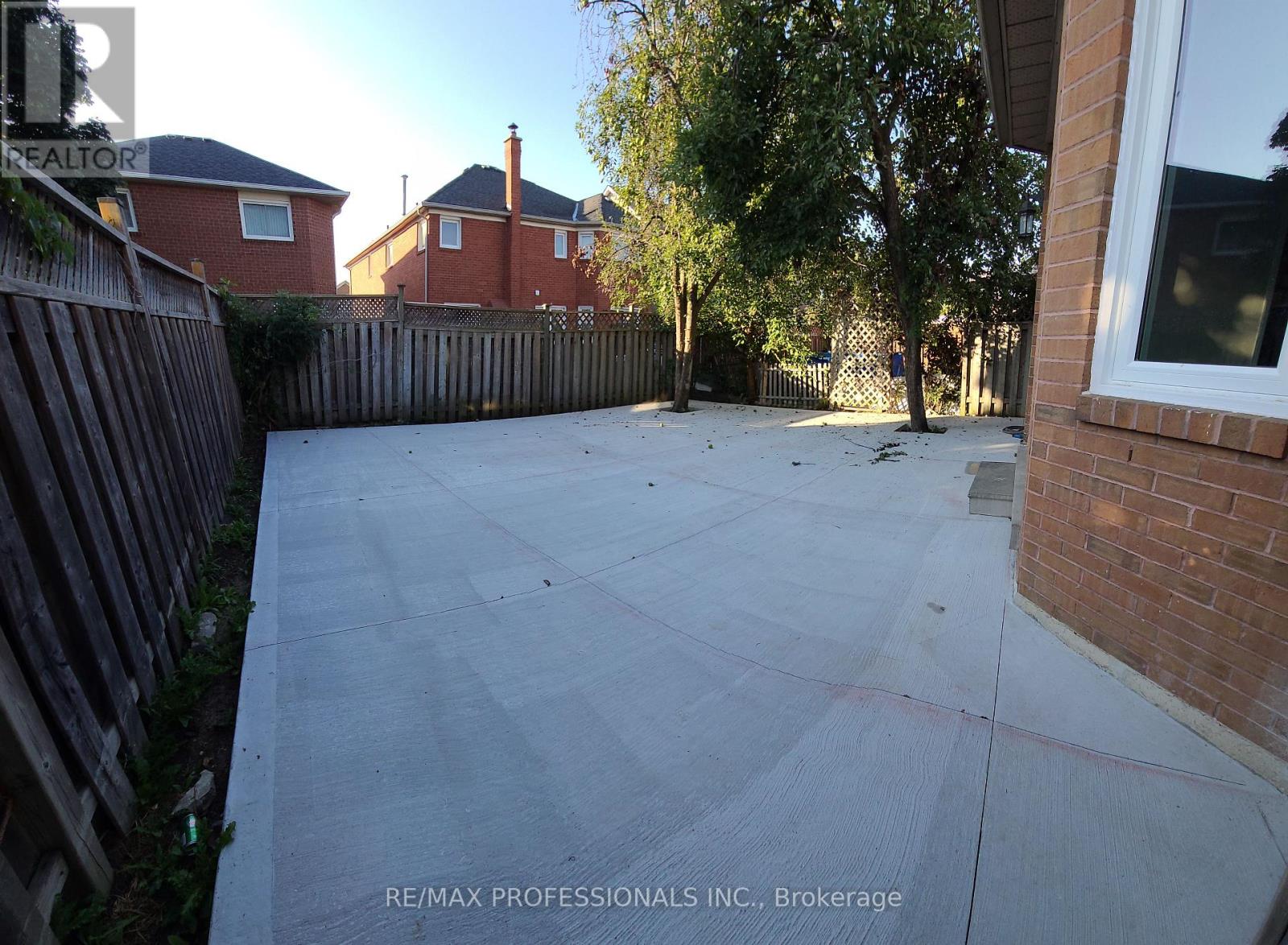 131 Rainforest Drive, Brampton, Ontario L6R 1A3 - Photo 4 - W12601348