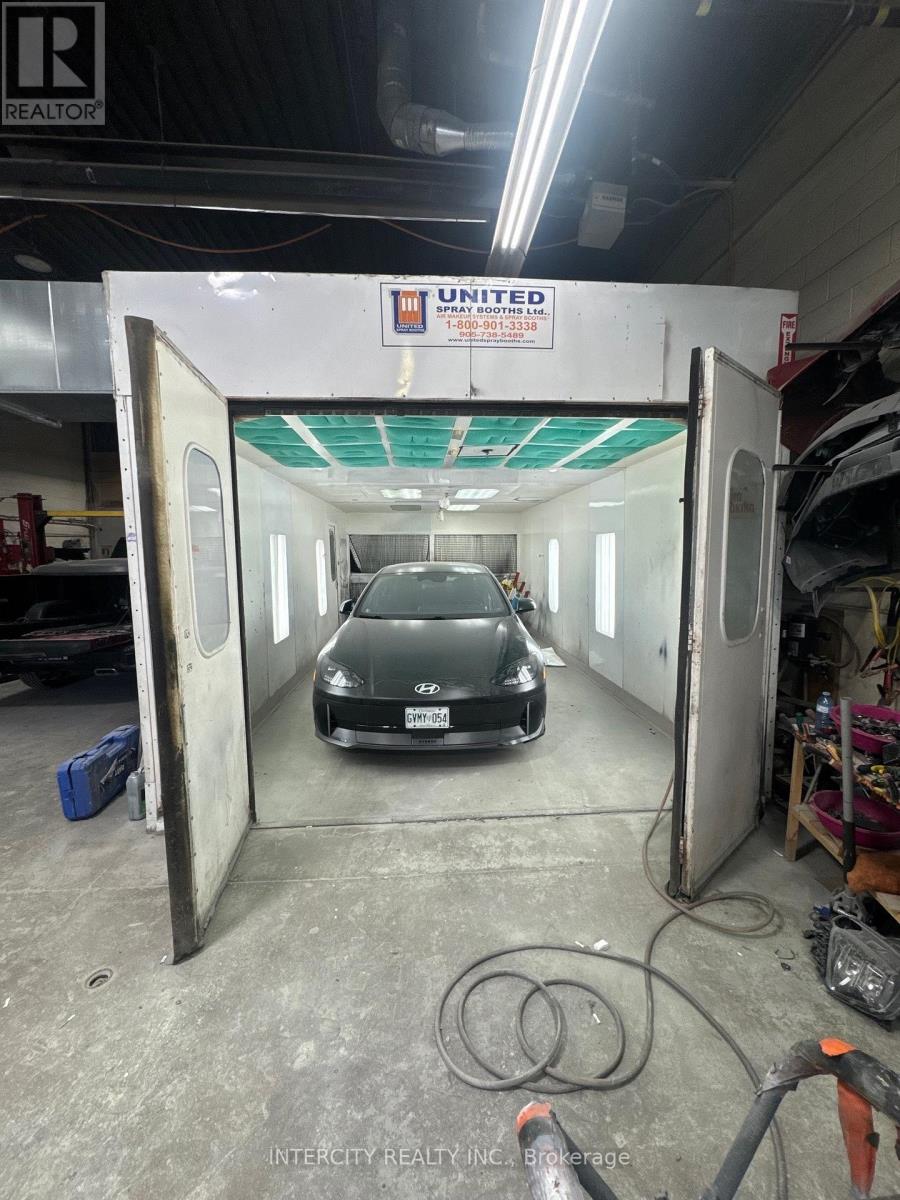 167 Limestone Crescent, Toronto, Ontario  M3J 2S4 - Photo 10 - W12601352