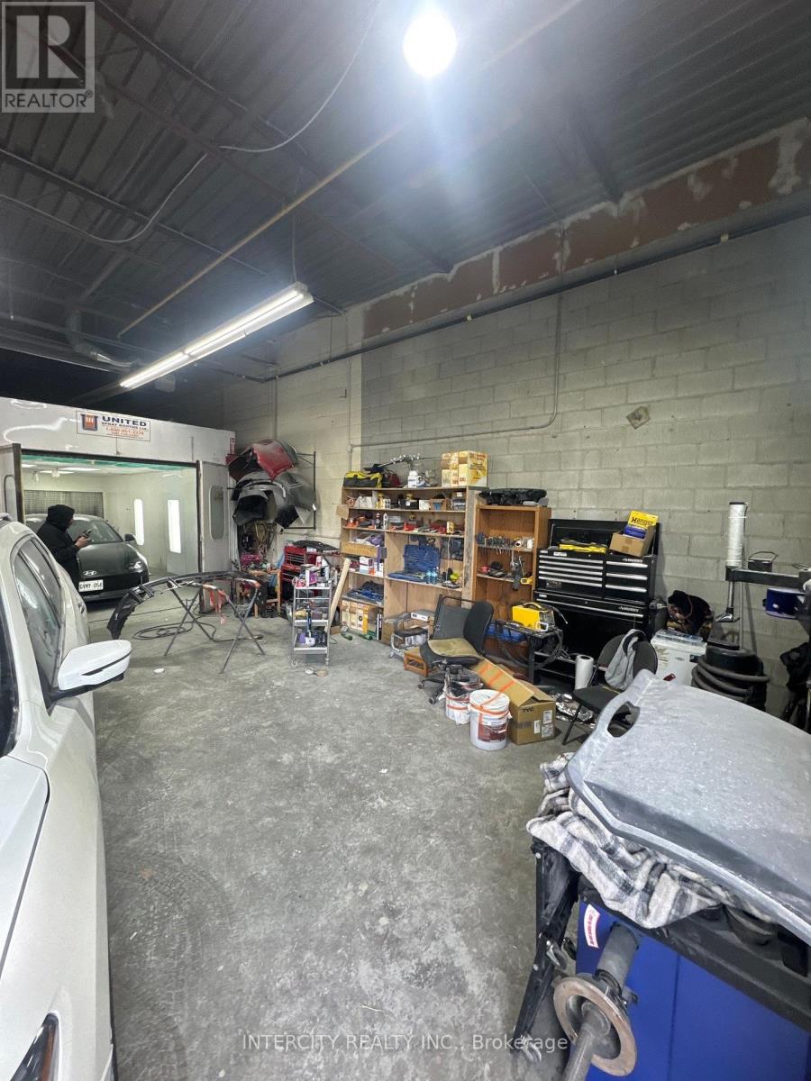 167 Limestone Crescent, Toronto, Ontario  M3J 2S4 - Photo 11 - W12601352