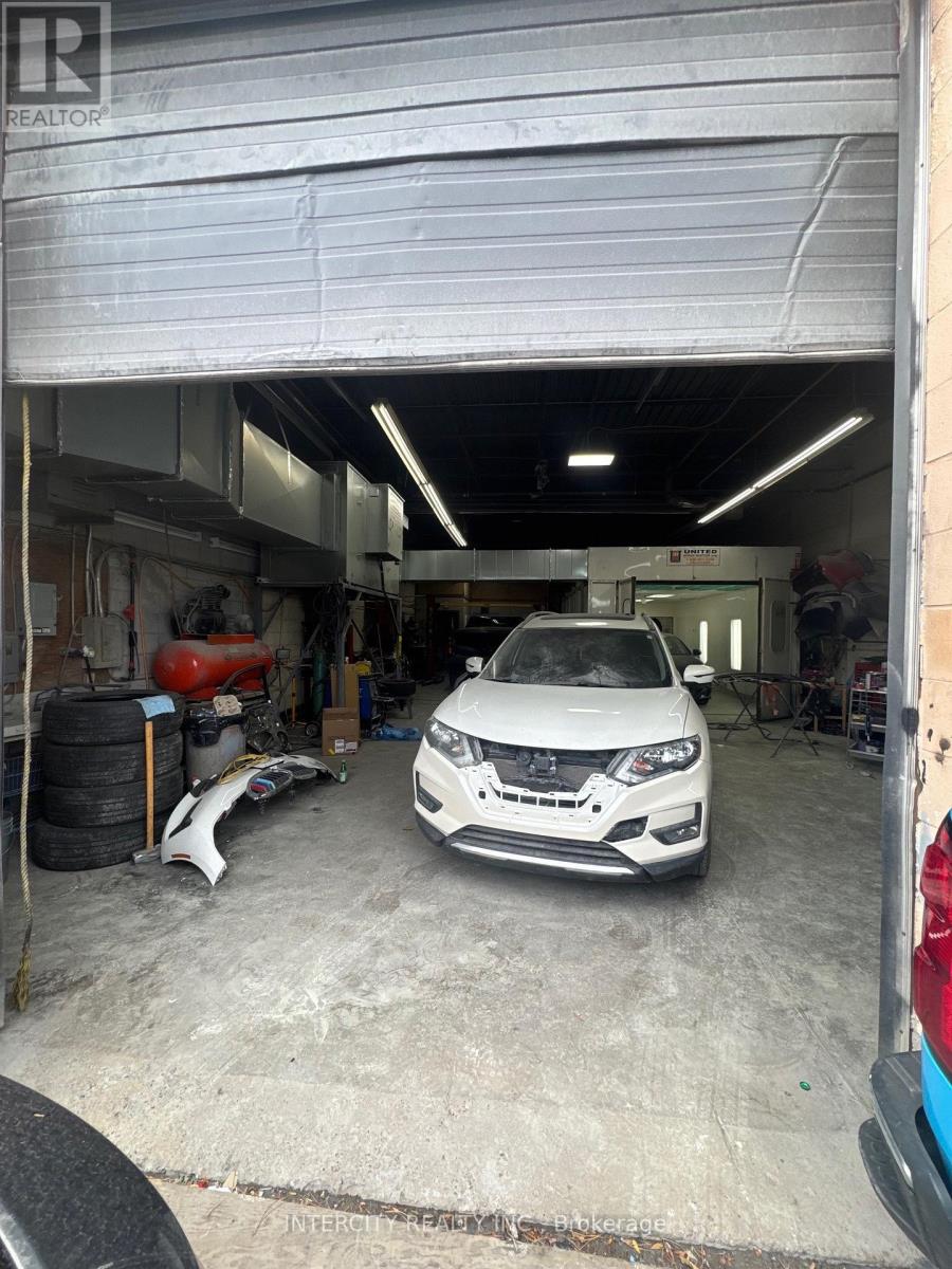 167 Limestone Crescent, Toronto, Ontario  M3J 2S4 - Photo 12 - W12601352