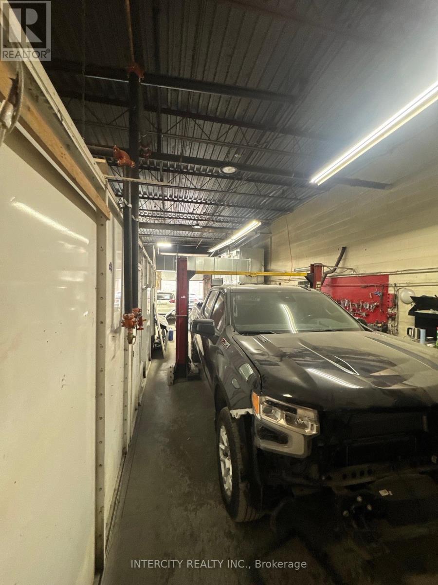 167 Limestone Crescent, Toronto, Ontario  M3J 2S4 - Photo 14 - W12601352