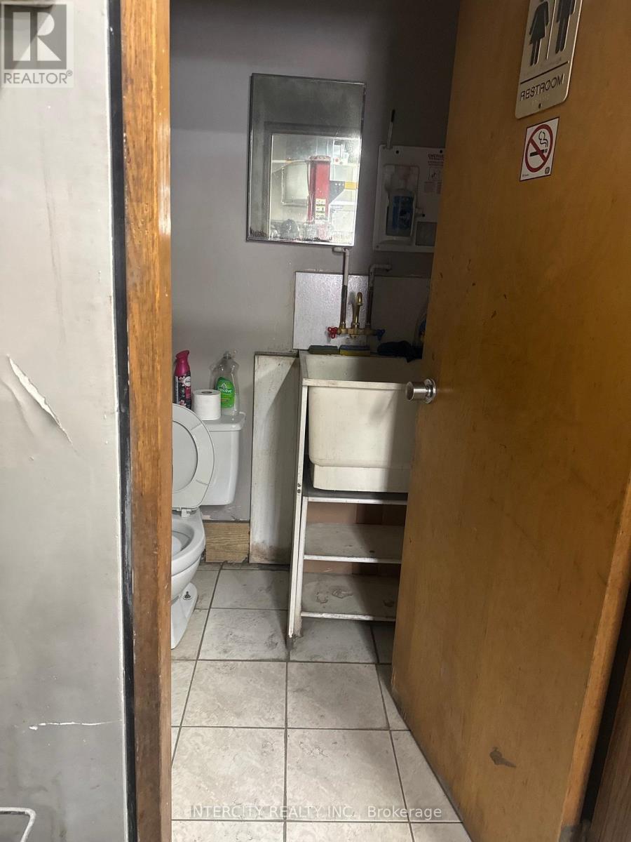 167 Limestone Crescent, Toronto, Ontario  M3J 2S4 - Photo 17 - W12601352