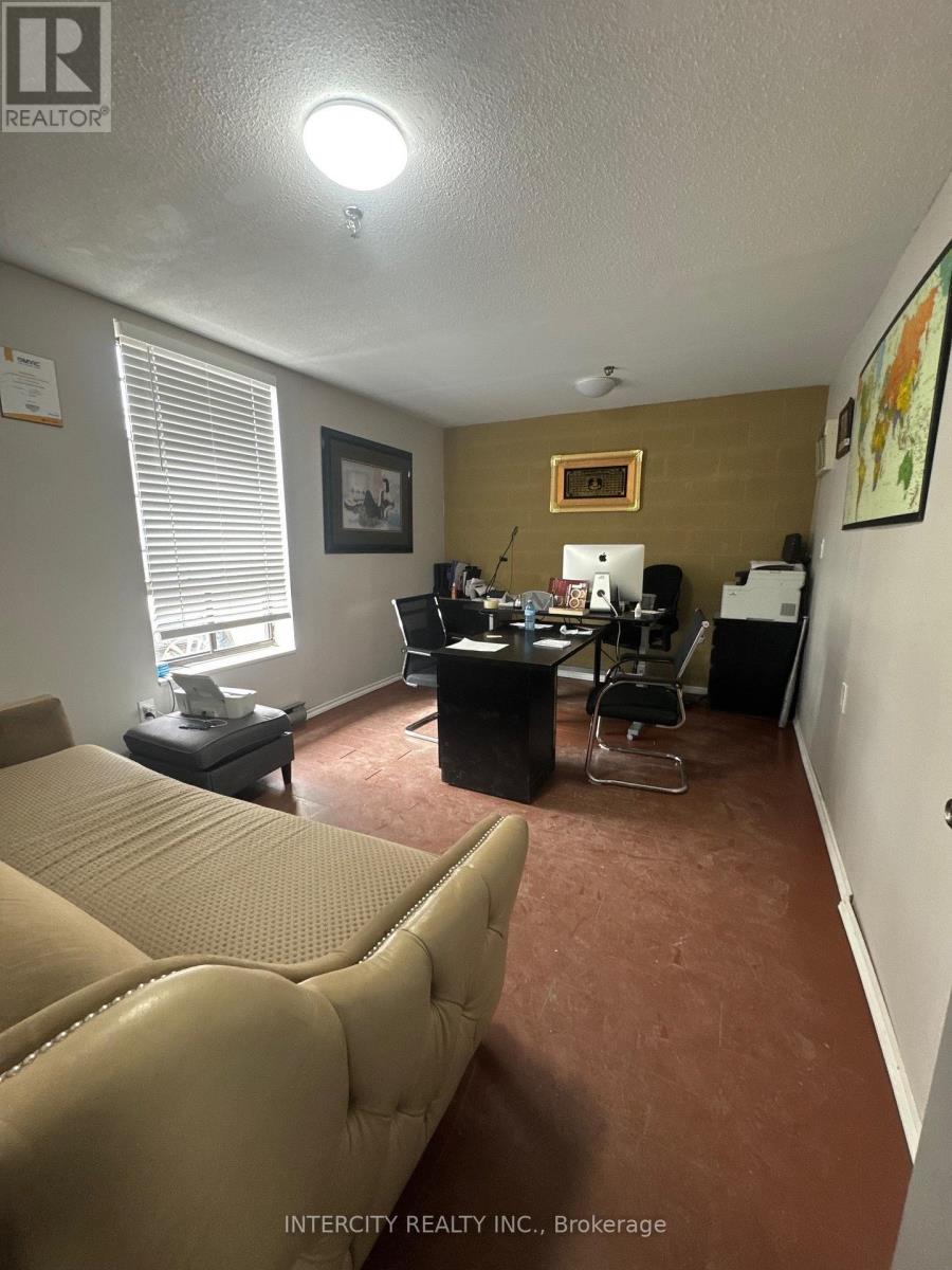 167 Limestone Crescent, Toronto, Ontario  M3J 2S4 - Photo 2 - W12601352