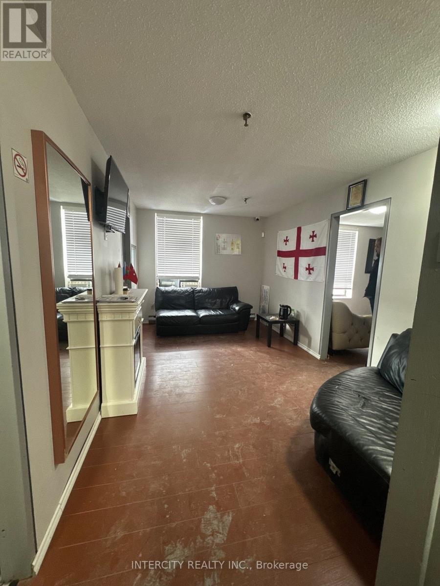 167 Limestone Crescent, Toronto, Ontario  M3J 2S4 - Photo 3 - W12601352