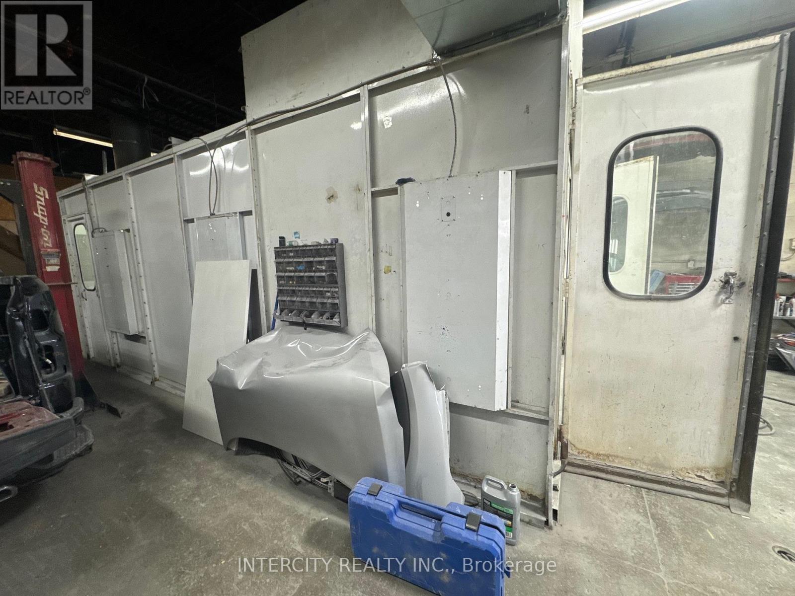 167 Limestone Crescent, Toronto, Ontario  M3J 2S4 - Photo 5 - W12601352