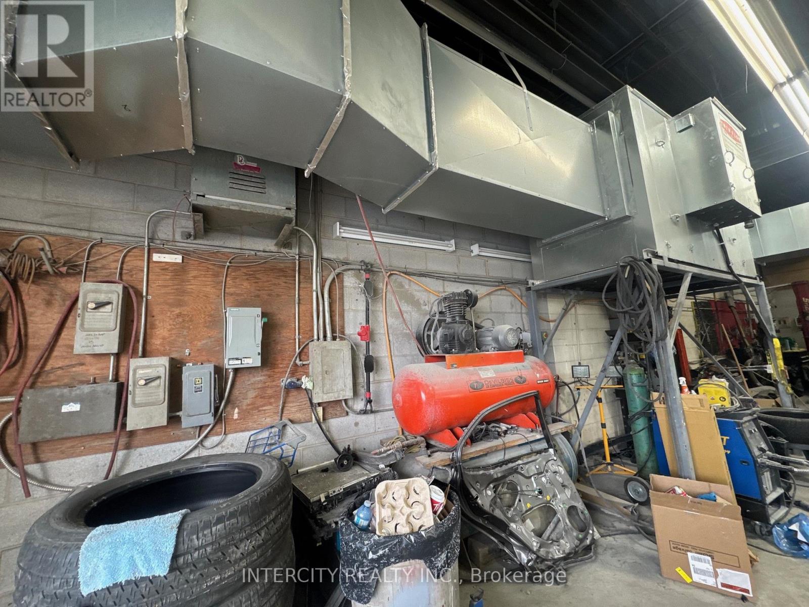 167 Limestone Crescent, Toronto, Ontario  M3J 2S4 - Photo 6 - W12601352