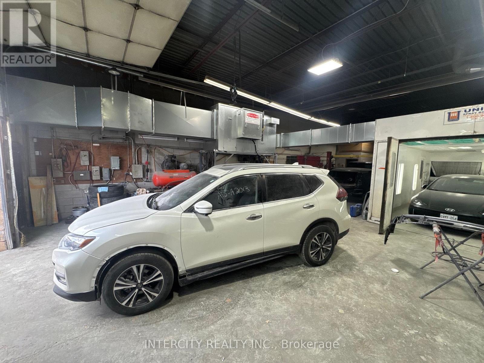 167 Limestone Crescent, Toronto, Ontario  M3J 2S4 - Photo 9 - W12601352