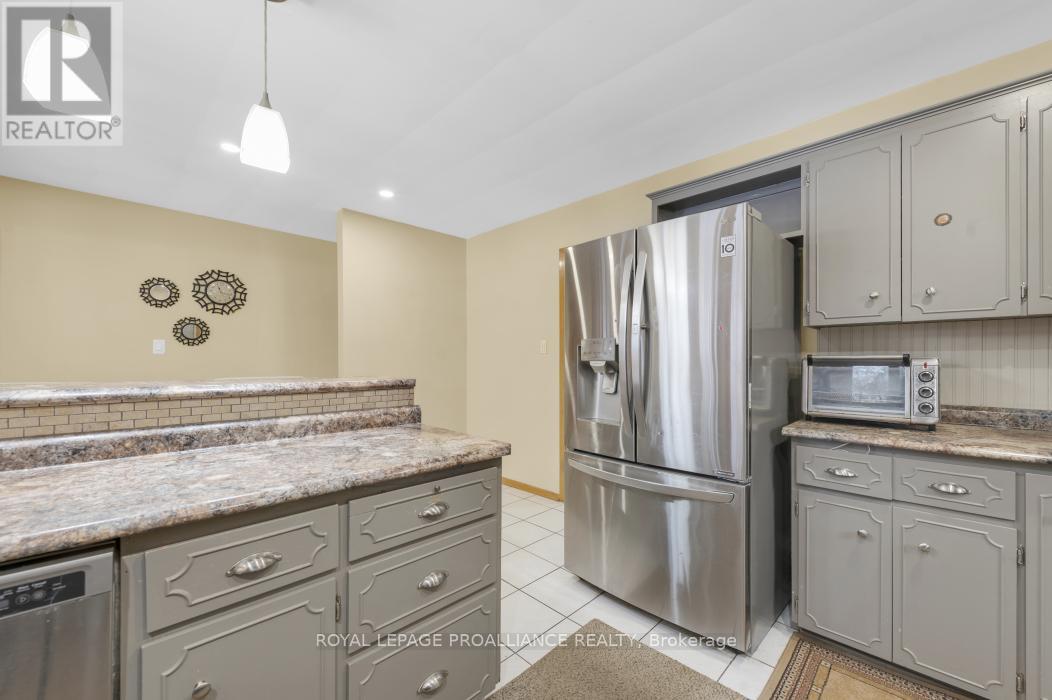 14 Harris Crescent, Belleville, Ontario  K8P 2M6 - Photo 18 - X12601378