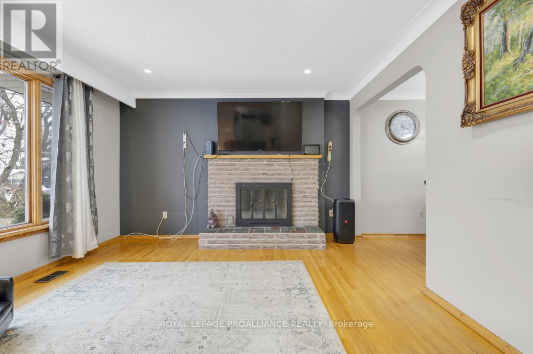 14 Harris Crescent, Belleville, Ontario  K8P 2M6 - Photo 9 - X12601378