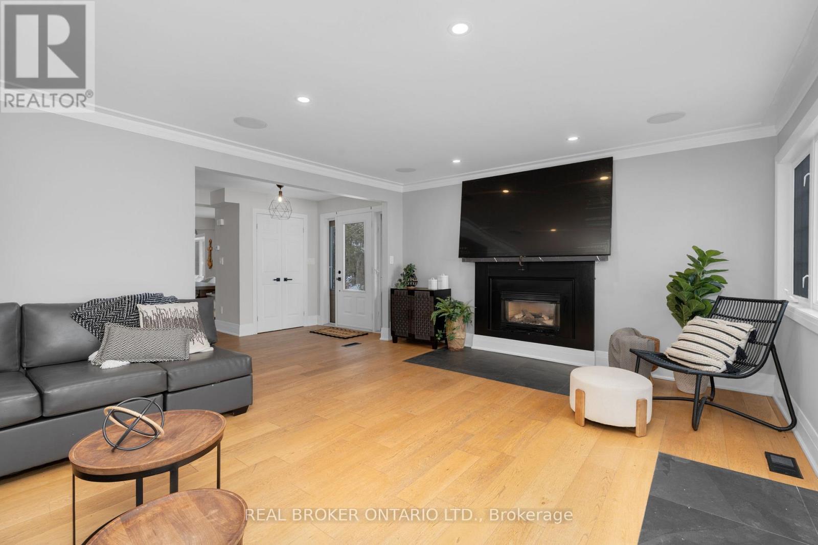 943 Barry Avenue, Innisfil, Ontario  L0L 1W0 - Photo 7 - N12571748