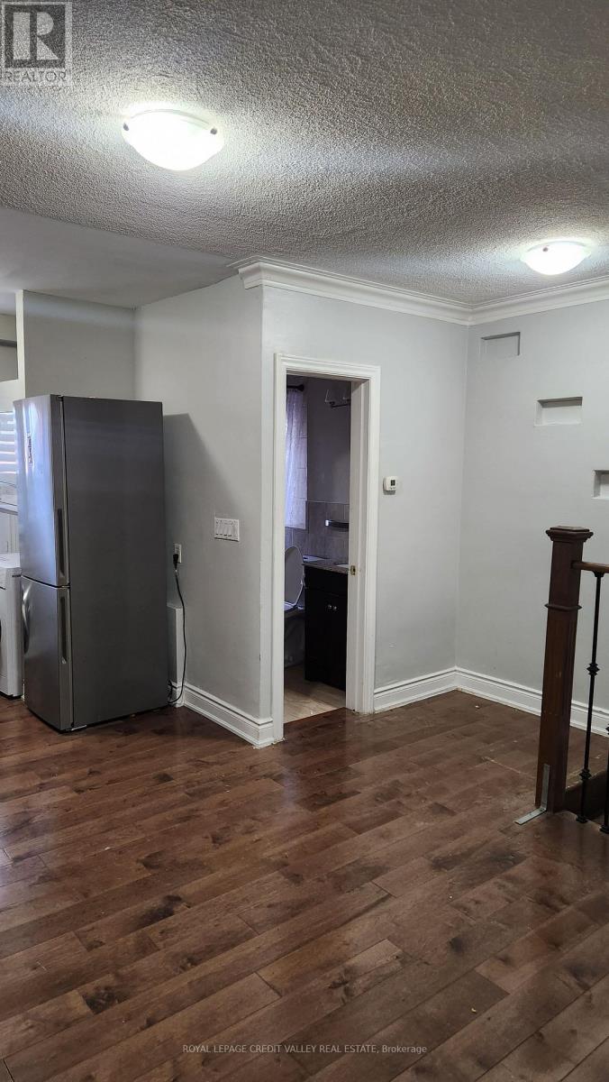 Upper Unit - 1017 Weston Road, Toronto, Ontario M6N 3R9 - Photo 10 - W12565612