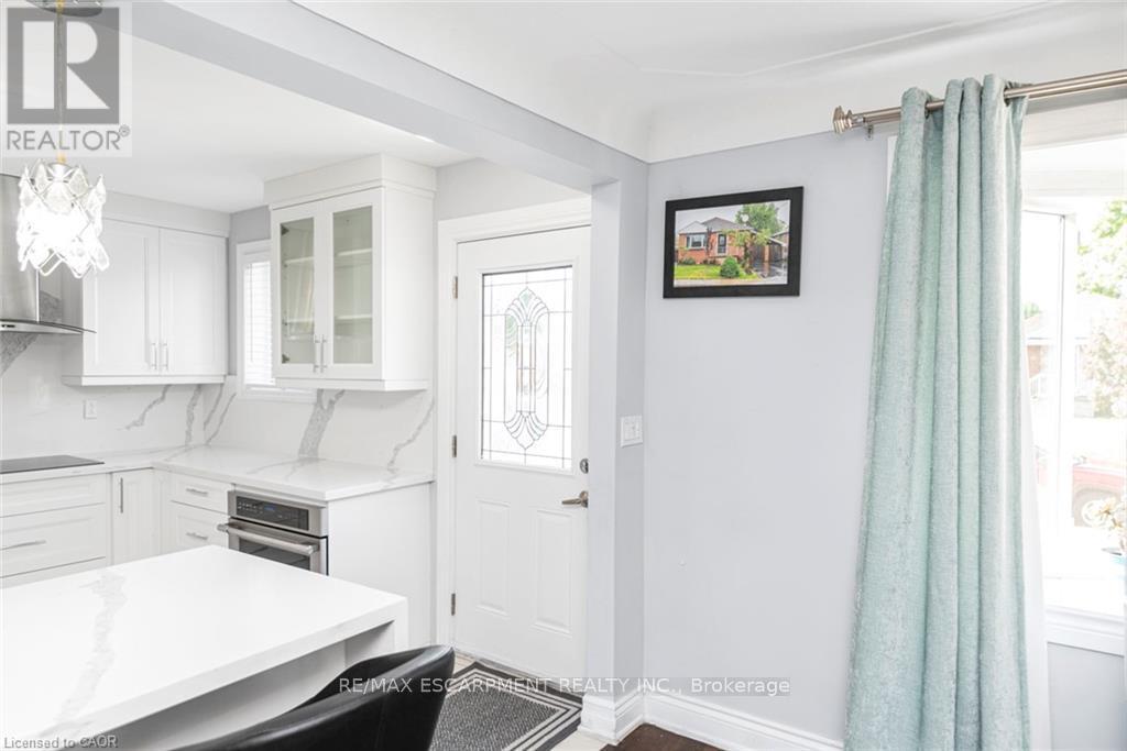 33 Alderney Avenue, Hamilton, Ontario  L9A 2A6 - Photo 8 - X12601256