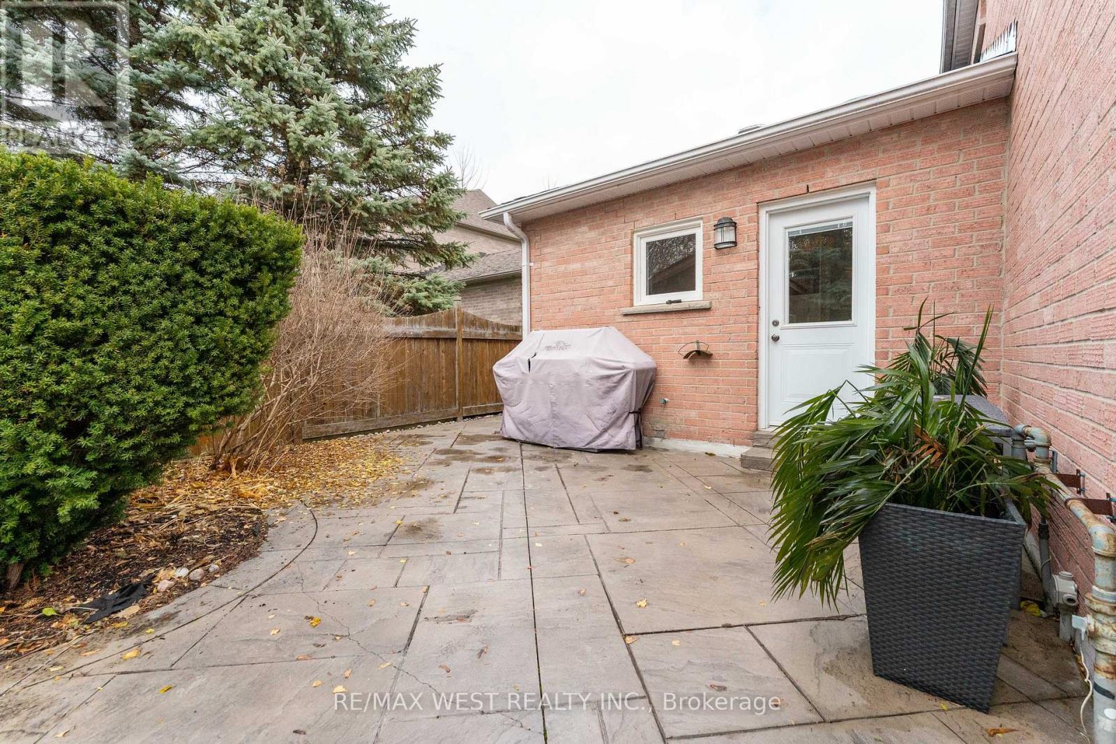 18 Harrowsmith Place, Richmond Hill, Ontario  L4E 2J9 - Photo 37 - N12601464
