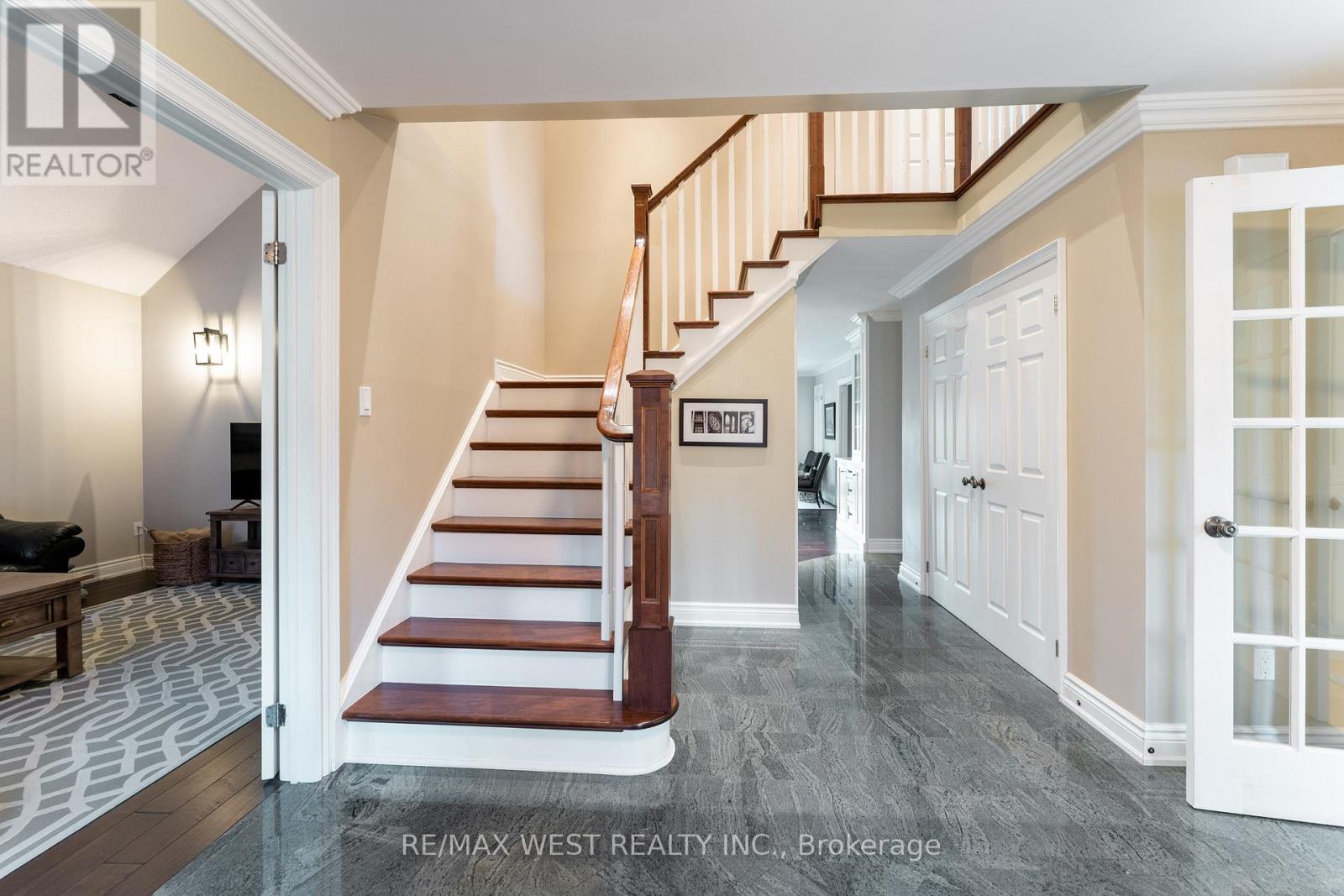 18 Harrowsmith Place, Richmond Hill, Ontario  L4E 2J9 - Photo 4 - N12601464