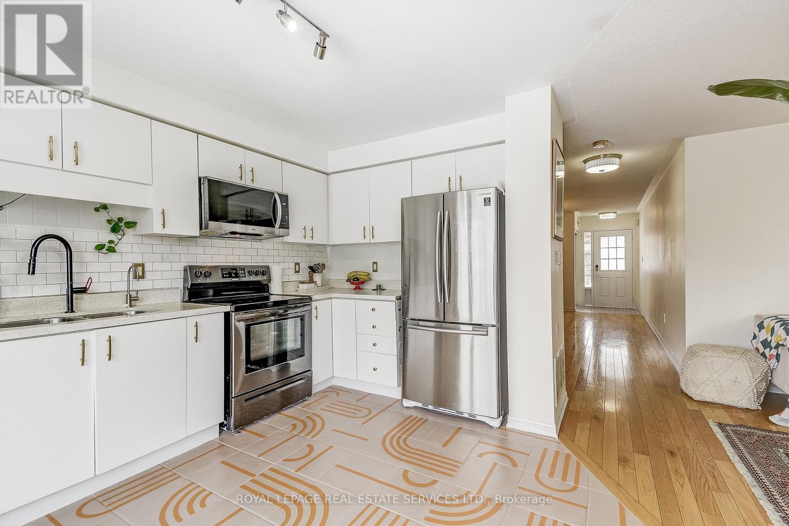 2455 Springforest Drive, Oakville, Ontario  L6M 0A1 - Photo 4 - W12601436