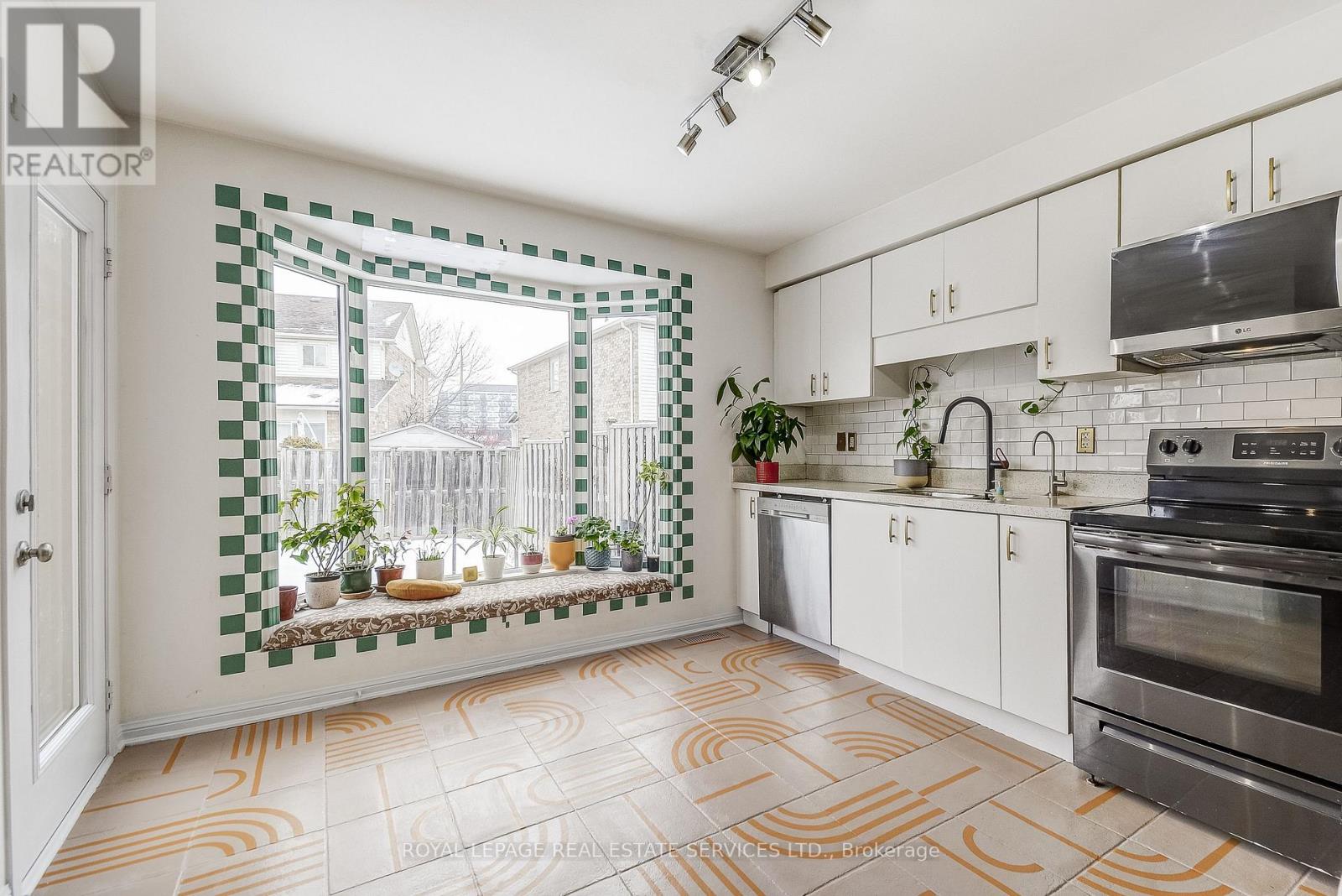 2455 Springforest Drive, Oakville, Ontario  L6M 0A1 - Photo 7 - W12601436