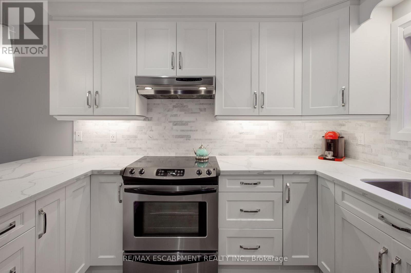 214 Ross Lane, Oakville, Ontario  L6H 5K5 - Photo 13 - W12420776