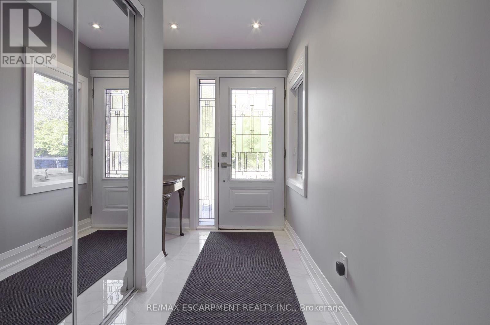 214 Ross Lane, Oakville, Ontario  L6H 5K5 - Photo 2 - W12420776