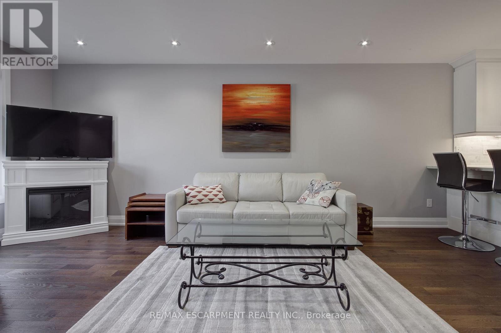 214 Ross Lane, Oakville, Ontario  L6H 5K5 - Photo 4 - W12420776