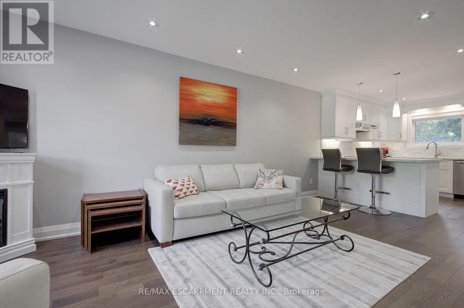 214 Ross Lane, Oakville, Ontario  L6H 5K5 - Photo 5 - W12420776