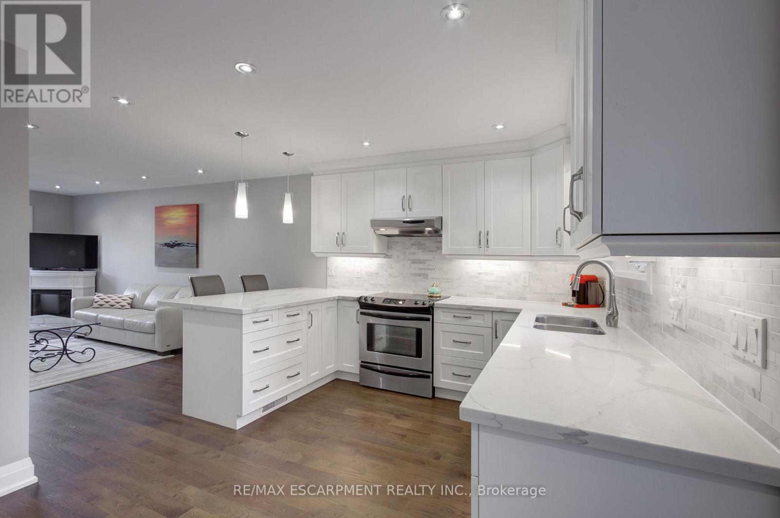 214 Ross Lane, Oakville, Ontario  L6H 5K5 - Photo 12 - W12420776