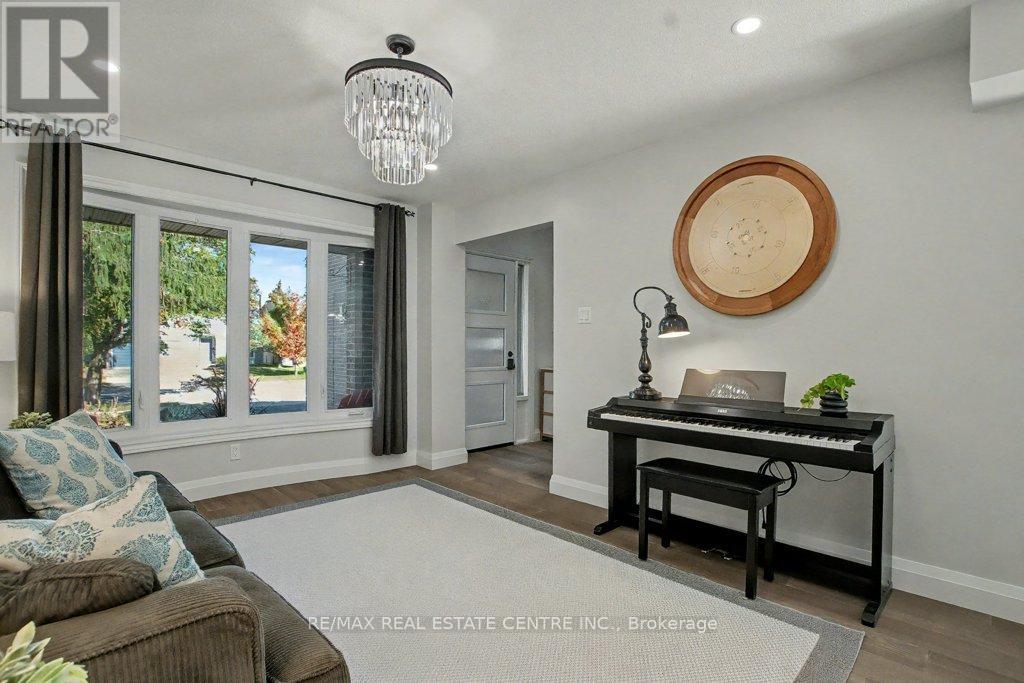 166 Westvale Drive, Waterloo, Ontario  N2T 1C2 - Photo 5 - X12479634