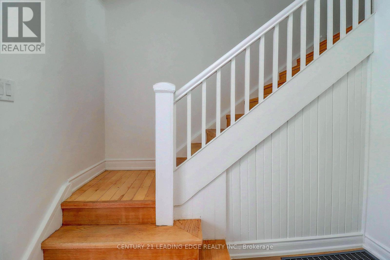 7 Ellsworth Avenue, Toronto, Ontario  M6G 2K4 - Photo 7 - C12601498