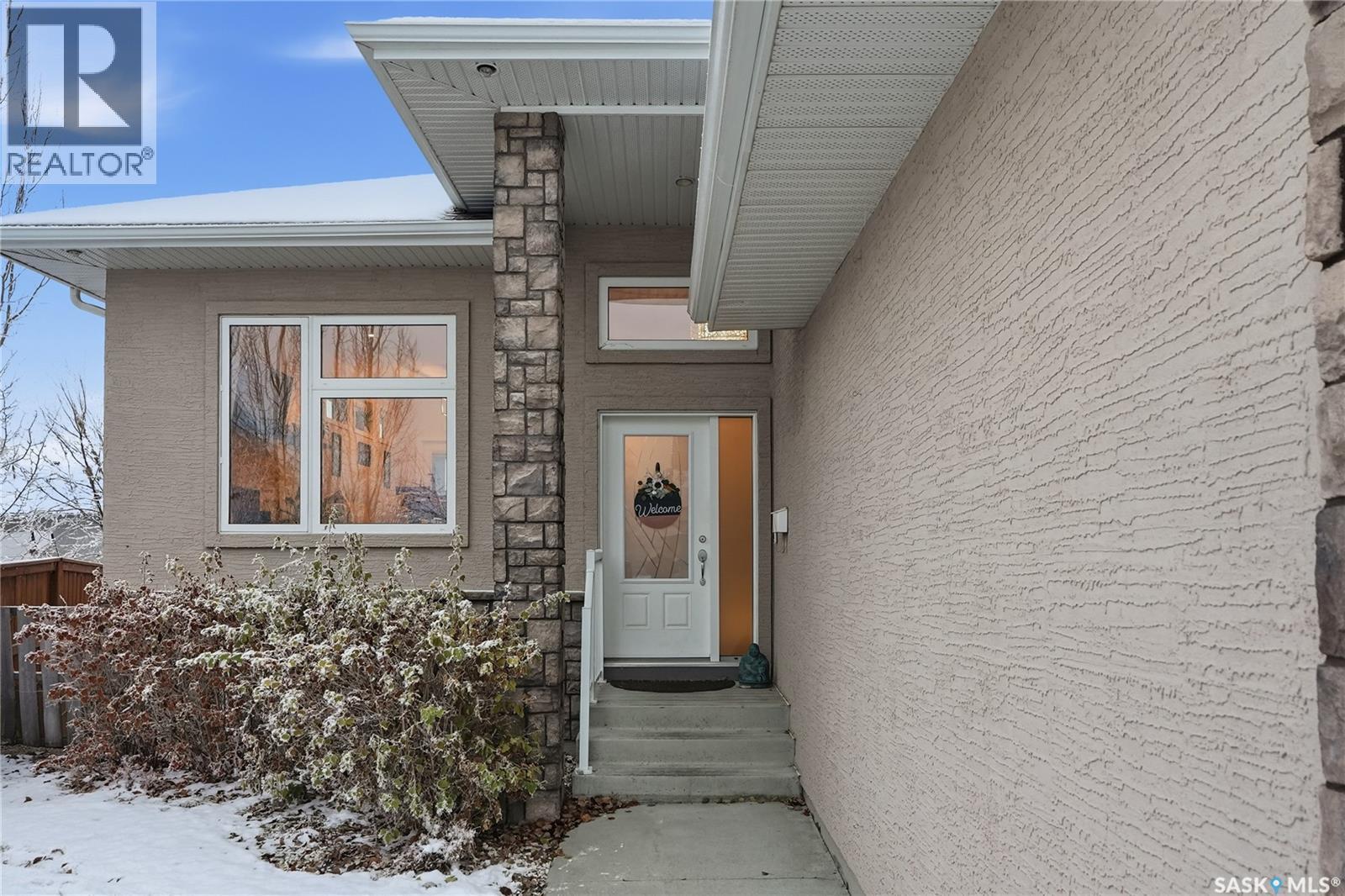 439 Senick Bay, Saskatoon, Saskatchewan  S7T 0P5 - Photo 2 - SK025185