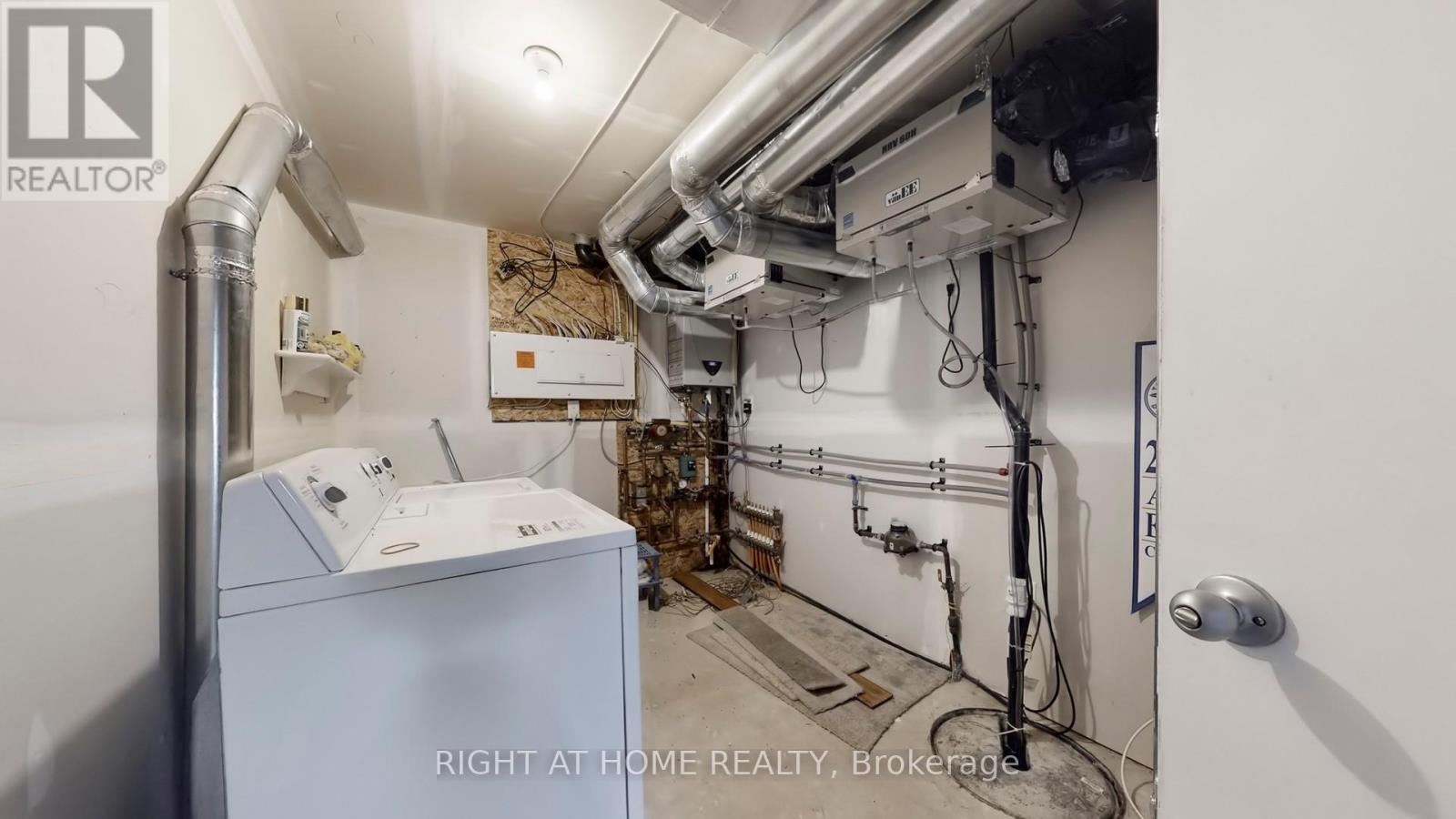 218 Main Street N, Newmarket, Ontario L3Y 9B2 - Photo 26 - N12601490