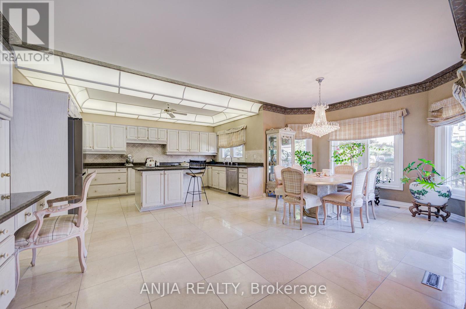 28 Edmund Crescent, Richmond Hill, Ontario  L4B 2X8 - Photo 14 - N12601532