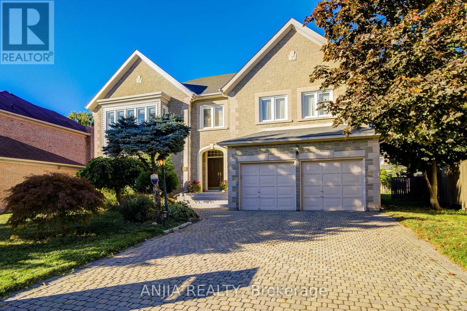 28 Edmund Crescent, Richmond Hill, Ontario  L4B 2X8 - Photo 2 - N12601532