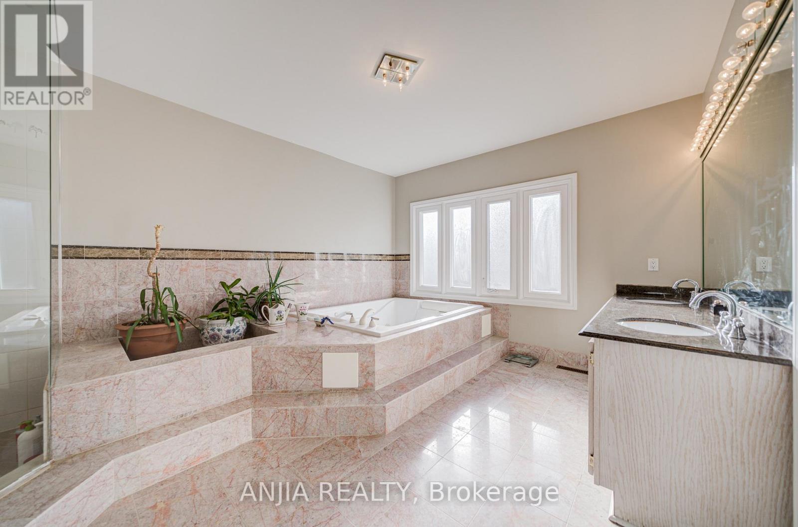 28 Edmund Crescent, Richmond Hill, Ontario  L4B 2X8 - Photo 27 - N12601532