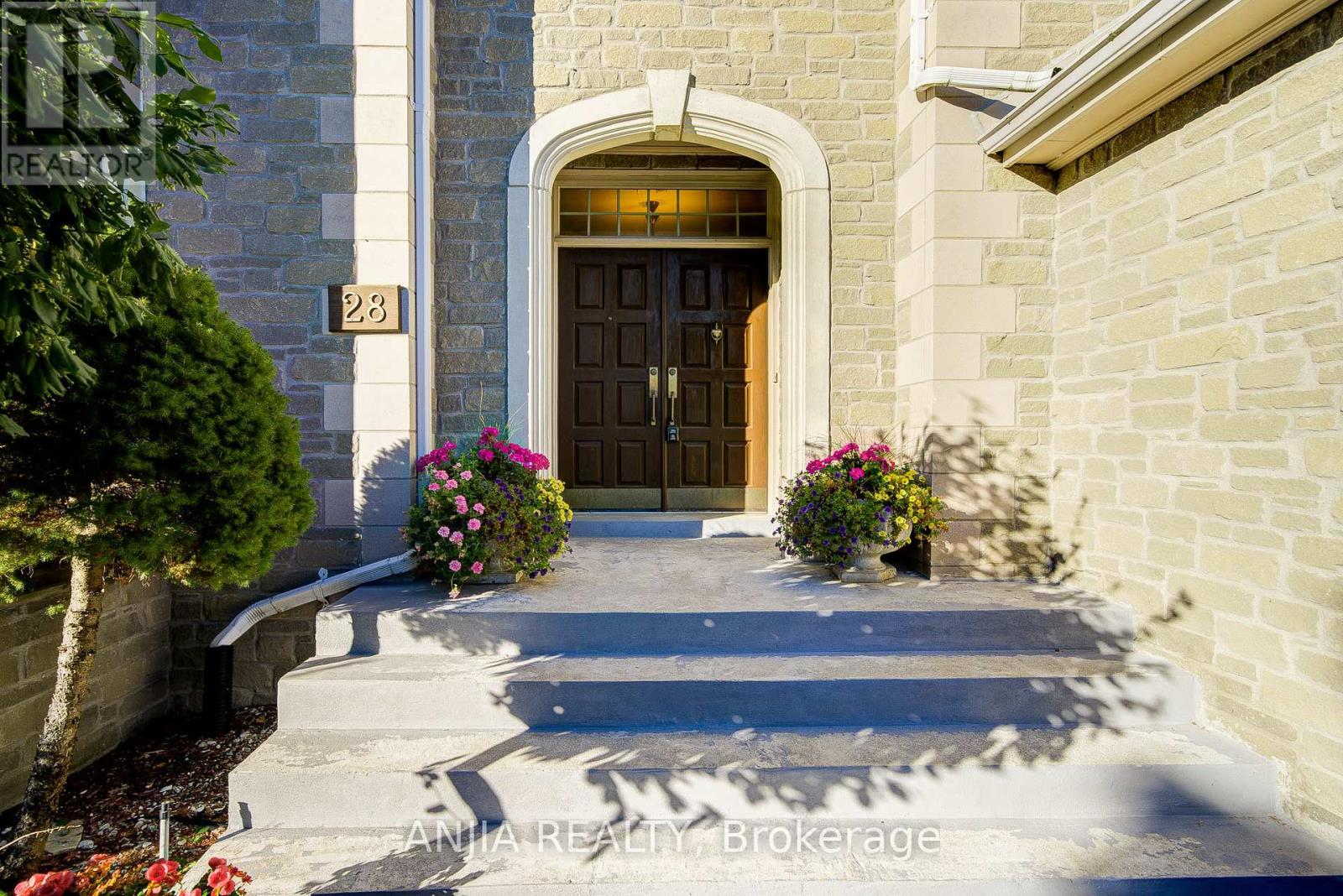 28 Edmund Crescent, Richmond Hill, Ontario  L4B 2X8 - Photo 3 - N12601532