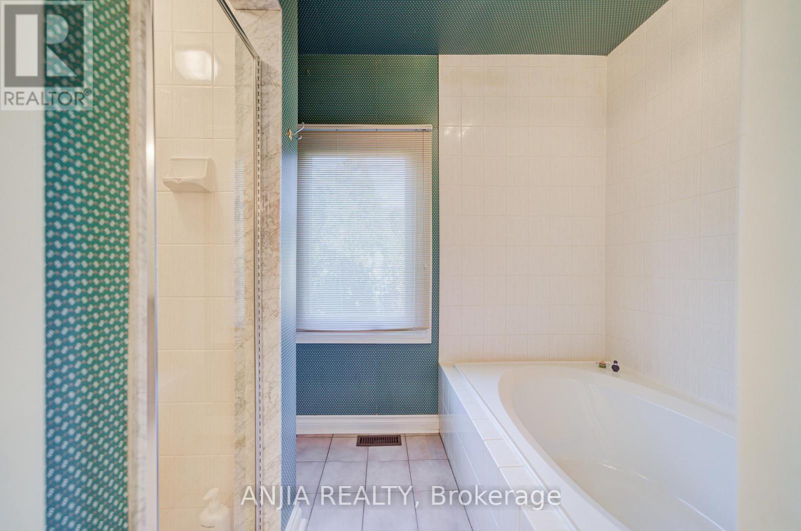 28 Edmund Crescent, Richmond Hill, Ontario  L4B 2X8 - Photo 35 - N12601532