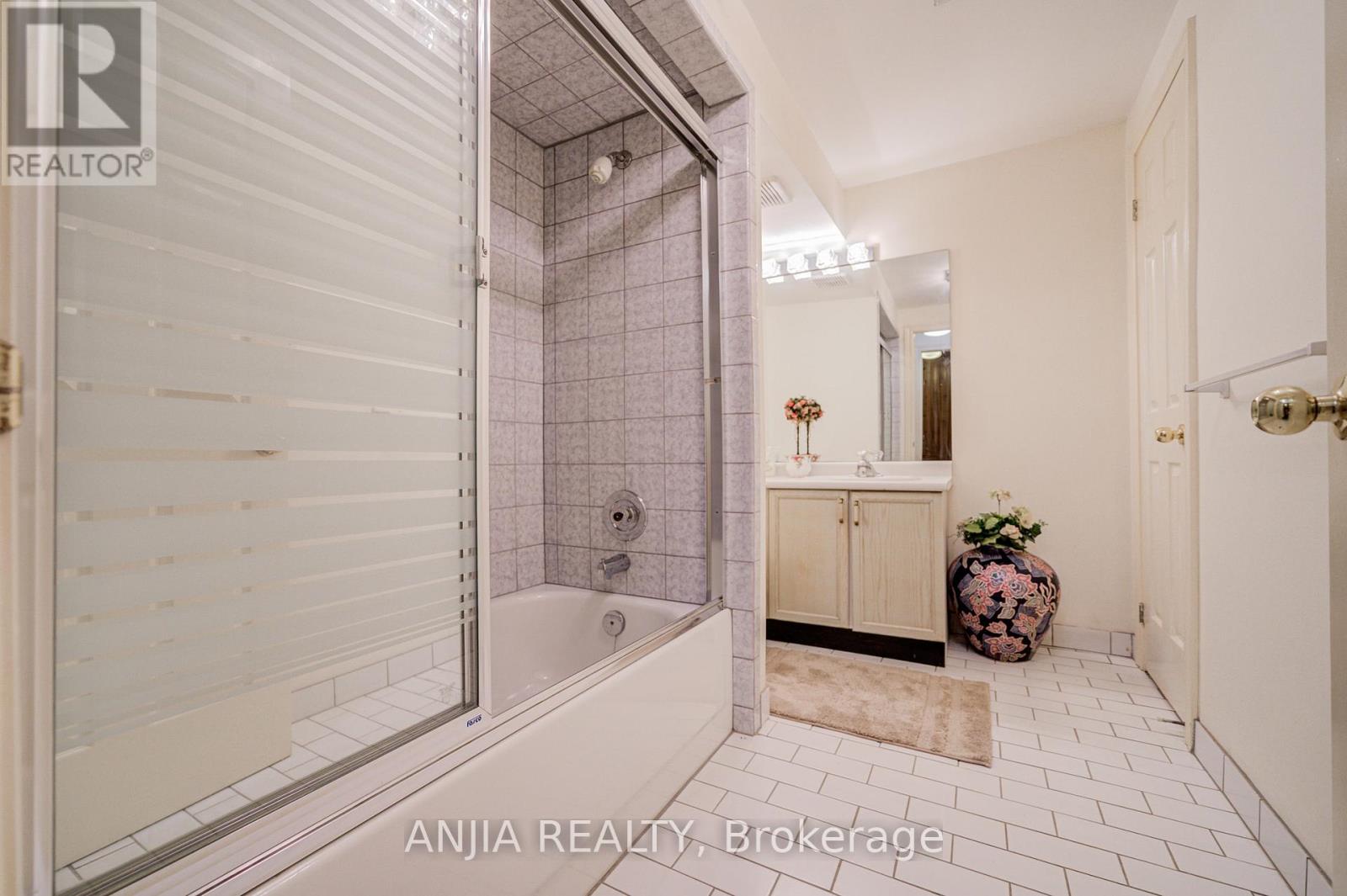 28 Edmund Crescent, Richmond Hill, Ontario  L4B 2X8 - Photo 45 - N12601532