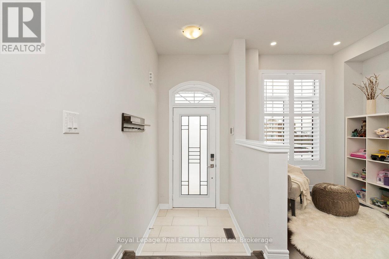 4061 Channing Crescent, Oakville, Ontario  L6H 3R3 - Photo 5 - W12601492