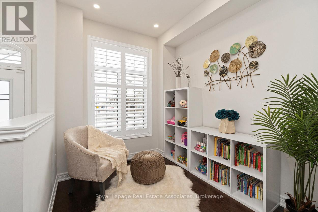 4061 Channing Crescent, Oakville, Ontario  L6H 3R3 - Photo 7 - W12601492