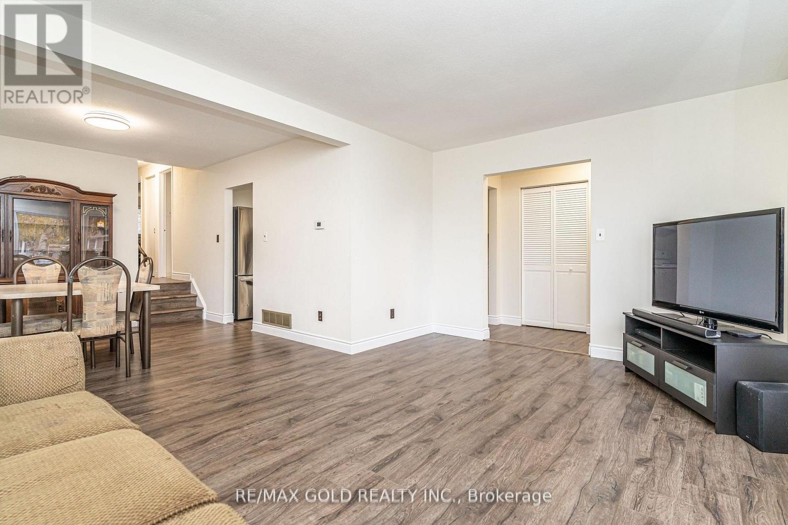 35 Duke Road, Brampton, Ontario  L6T 3J9 - Photo 8 - W12601576