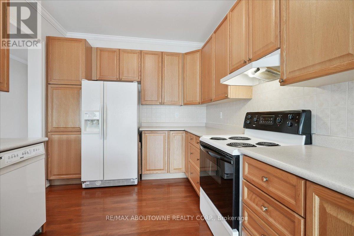 2348 Tesla Crescent, Oakville, Ontario  L6H 7T5 - Photo 18 - W12421696