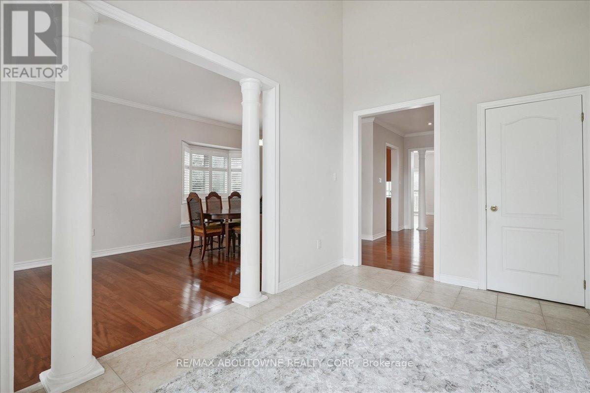 2348 Tesla Crescent, Oakville, Ontario  L6H 7T5 - Photo 5 - W12421696