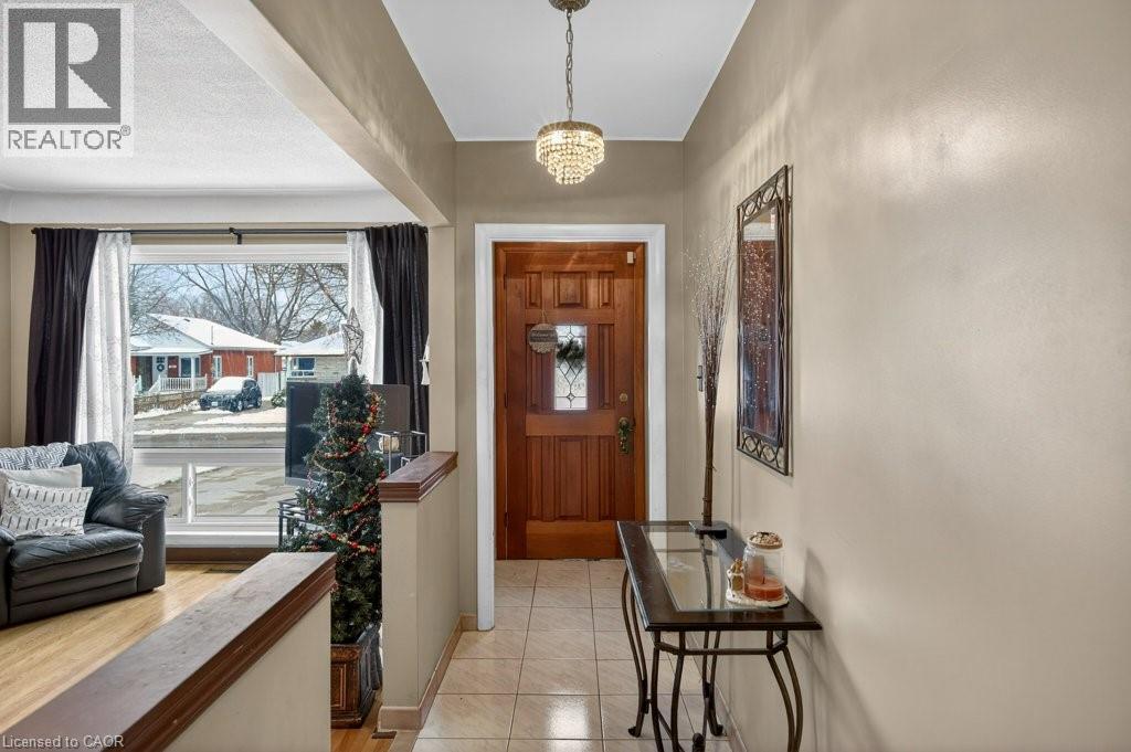 426 East 37th Street, Hamilton, Ontario  L8V 4B8 - Photo 4 - 40792399