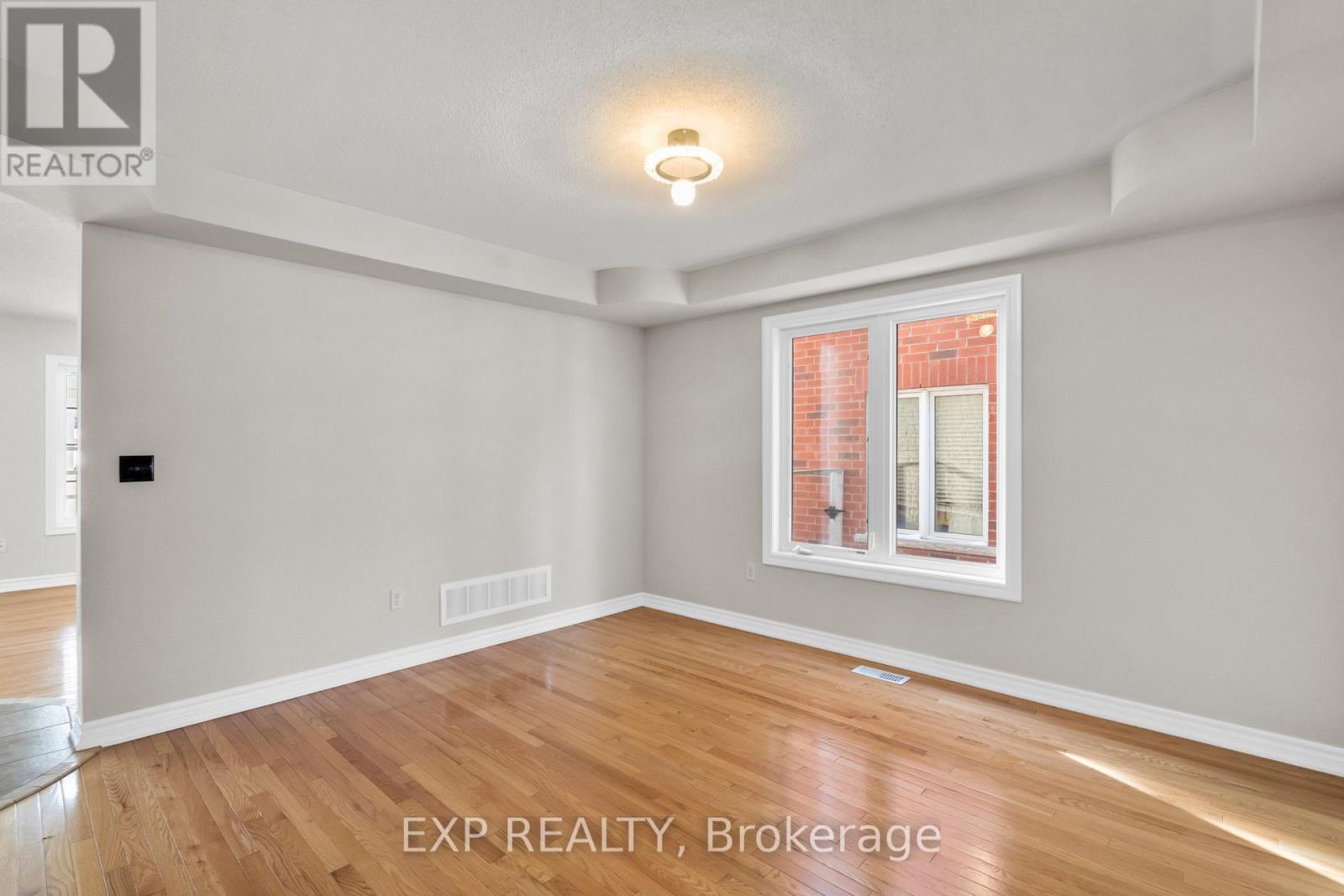 7 Wallwark Street, Aurora, Ontario  L4G 0J2 - Photo 3 - N12598906