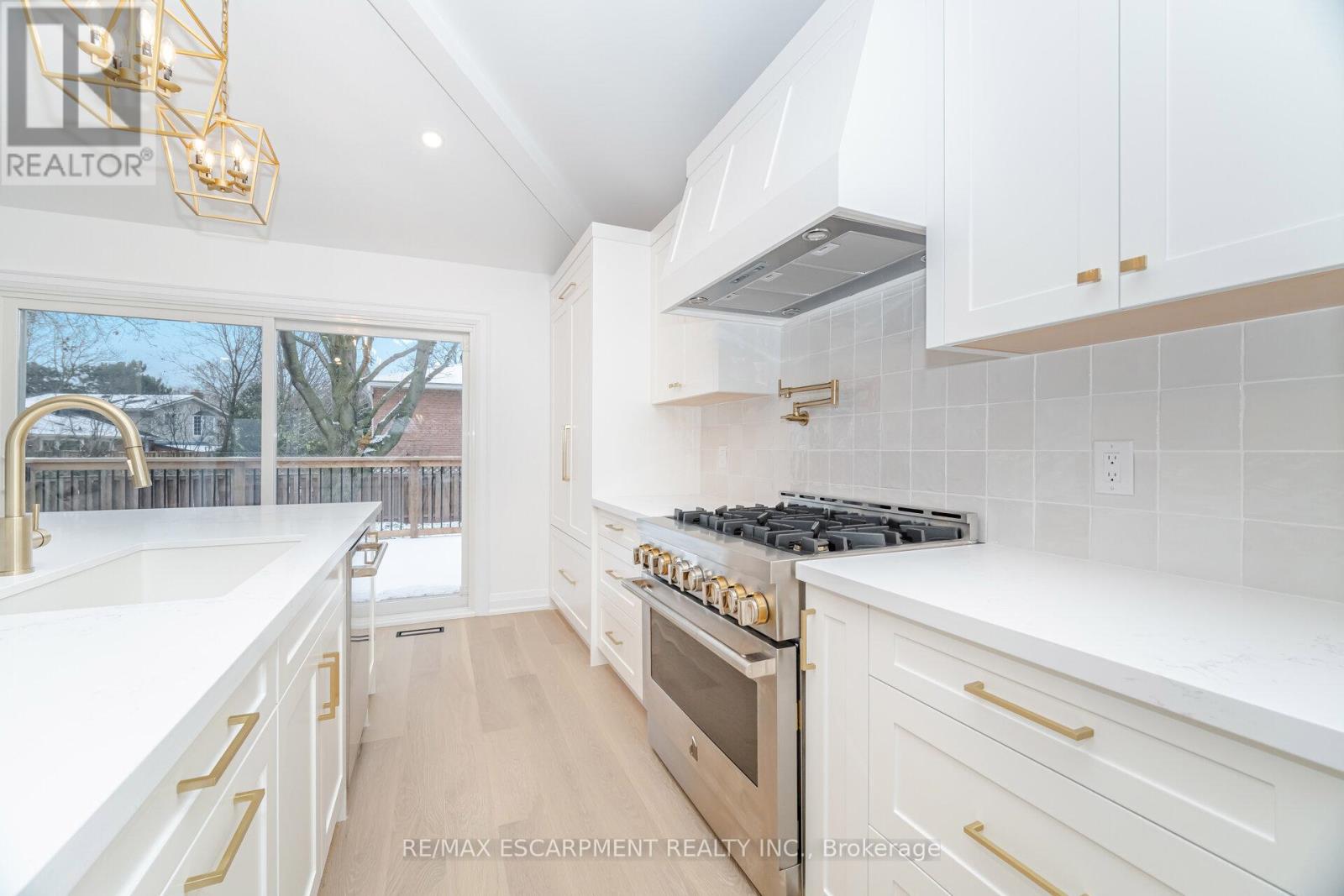 2276 Wyandotte Drive, Oakville, Ontario  L6L 2T5 - Photo 15 - W12601762